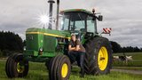 Der John Deere 4430 ist der Traumtraktor von Tim Flury aus Aesch SO. (Bild: «die grüne» / Pia Neuenschwander)