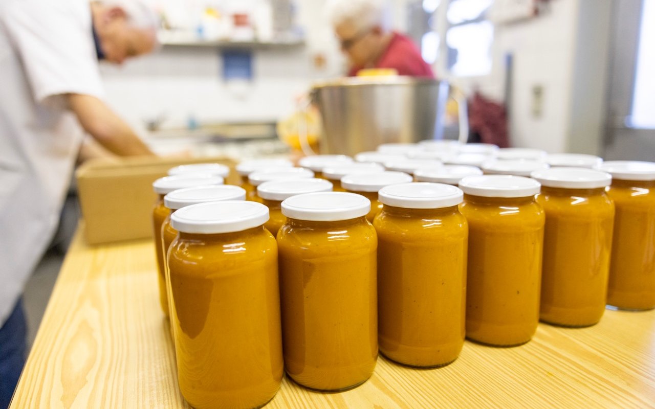 Marcel Rinderli und Maya Duperrex füllen Kürbissuppe in Gläser. Die Gläser werden danach im Steamer pasteurisiert.