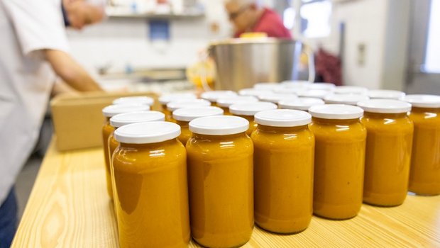 Marcel Rinderli und Maya Duperrex füllen Kürbissuppe in Gläser. Die Gläser werden danach im Steamer pasteurisiert.