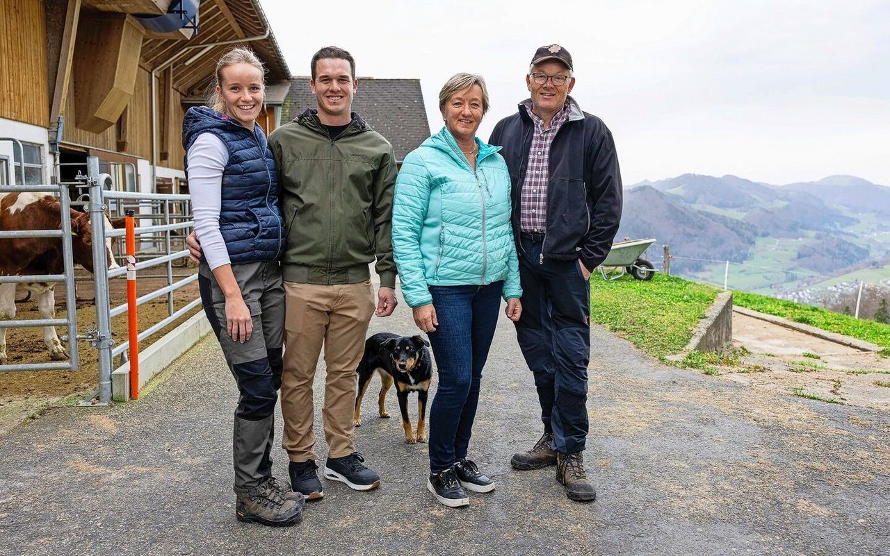 Liliane Bader, Thomas Ackermann, Sibylle und Josef Bader (v. l. n. r.). Dank der offenen Gesprächskultur in der Familie sind bereits viele Fakten rund um die Hofübergabe klar. 