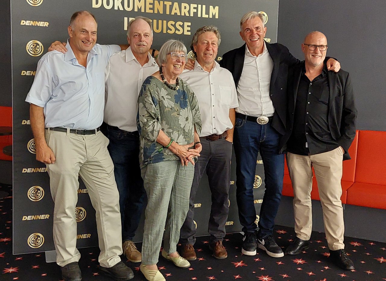 Die Gründer an der Filmpremiere: v. l. Rudolf Weber, Heinz Schwab, Elisabeth Luder (Frau von Hans Luder der 2019 verstorben ist), Andreas Stalder, Daniel Niklaus, Fritz Rothen. Es fehlt Arthur Schwab, der 2018 verstorben ist.