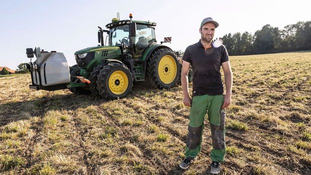 Christian Affolter s Christian Affolter sät hier den Mais in ein vorher gestripptes und mit Glyphosat behandeltes Feld. Wegen nasser Erntebedingungen konnten mit der Streifenlockerung allfällige Verdichtungen gelöst werden.