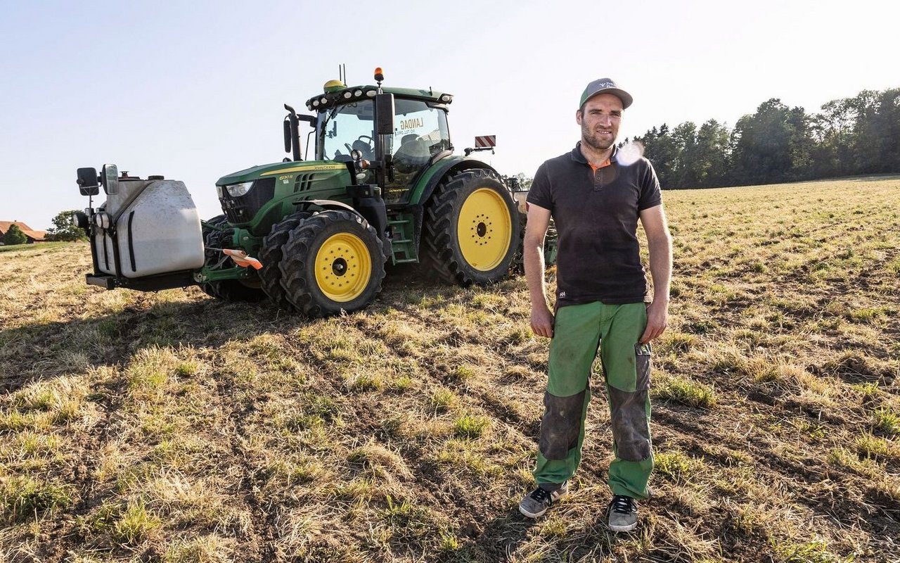 Christian Affolter sät hier den Mais in ein vorher gestripptes und mit Glyphosat behandeltes Feld. Wegen nasser Erntebedingungen konnten mit der Streifenlockerung allfällige Verdichtungen gelöst werden.