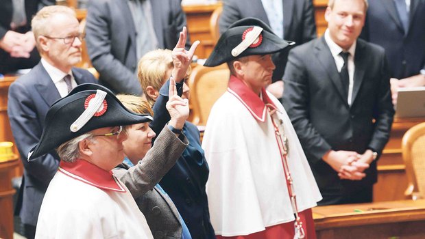 Ein historischer Moment: zwei Frauen auf einmal in den Bundesrat. Kein Grund jedoch sich in Sachen Gleichberechtigung auszuruhen oder gar zufrieden zu sein. (Bild Schweizer Parlament/Marcel Bieri)