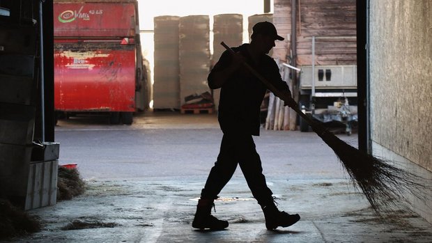 Gute Arbeitskräfte sind nicht einfach zu finden, insbesondere qualifiziertes Personal aus der Schweiz ist rar. Wer Mitarbeitende aus dem Ausland anstellt, muss einiges an rechtlichen Vorgaben berücksichtigen.