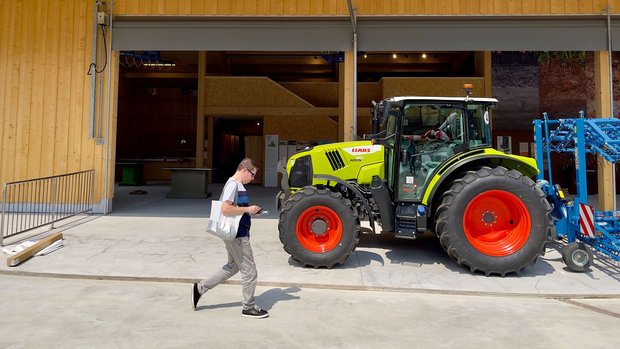 Claas-Traktor in der Ausstellung «Von Heugabeln und Drohnen: Landwirtschaft heute» im Verkehrshaus der Schweiz.