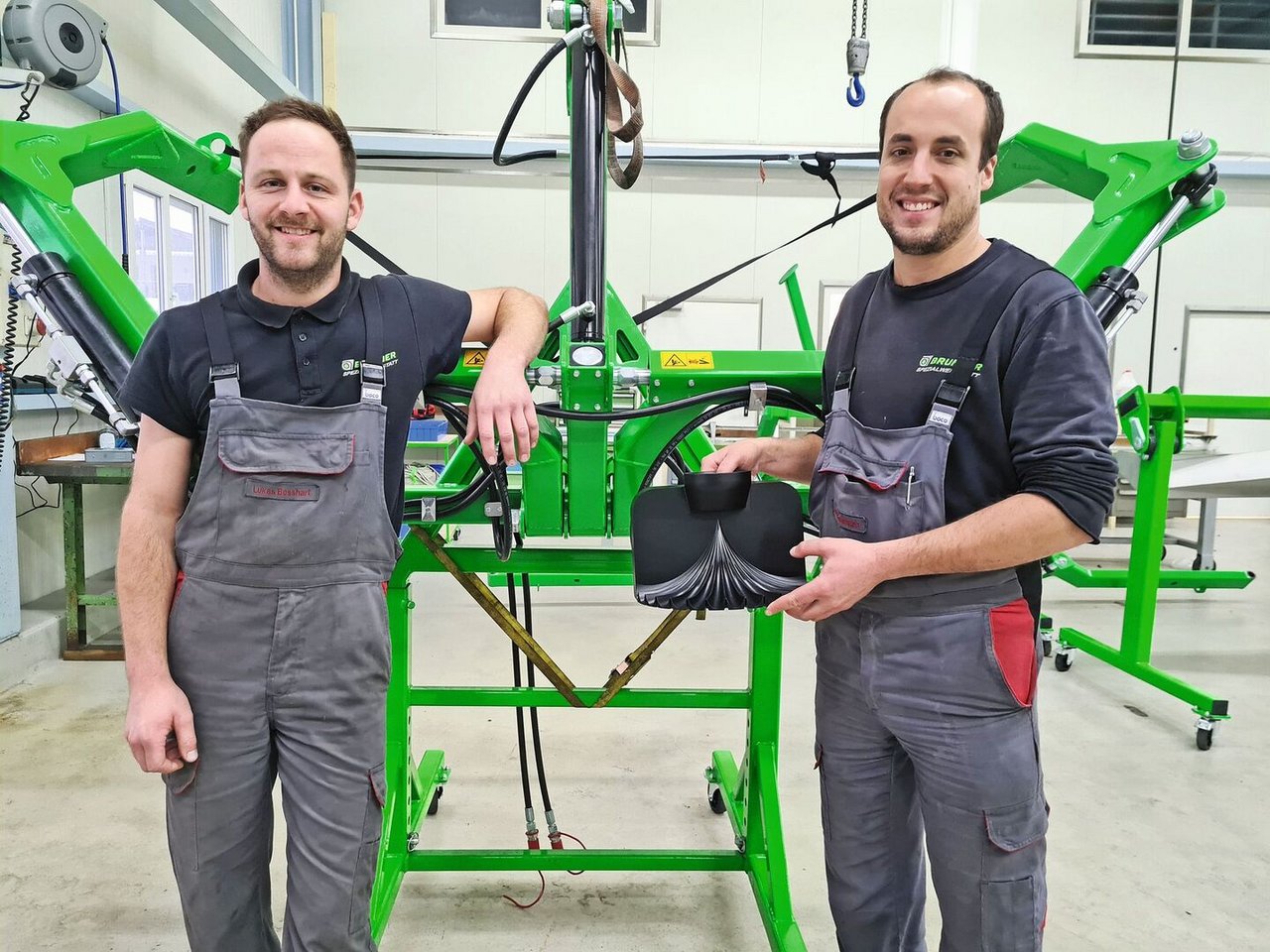 Konstrukteur Lukas Bosshart (links) und Thomas Hollenstein, Inhaber der Brunner Spezialwerkstatt AG in Schwarzenbach SG, haben das Gülle-Verteilstück in einem 3D-Drucker zur Serienreife entwickelt.