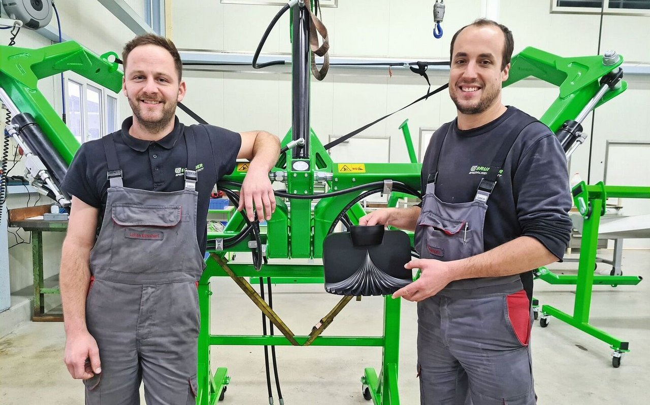 Konstrukteur Lukas Bosshart (links) und Thomas Hollenstein, Inhaber der Brunner Spezialwerkstatt AG in Schwarzenbach SG, haben das Gülle-Verteilstück in einem 3D-Drucker zur Serienreife entwickelt.