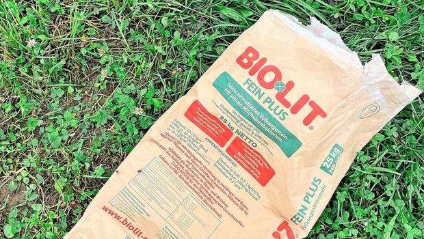 Biolit-Urgesteinsmehl ist einer von vielen verschiedenen Güllezusätzen, dem eine Vielzahl positiver Effekte auf die Bodenlebewesen, als auch auf die Güllenzusammensetzung nachgesagt wird.
