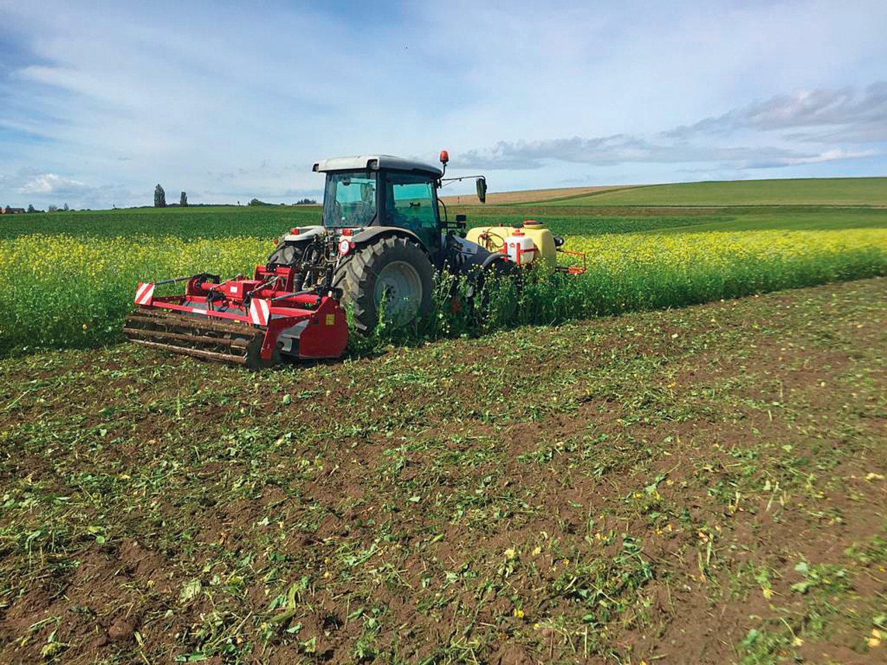 Die regenerative Landwirtschaft impft mit Mikroorganismen (vorne) und trennt mit einer Fräse die Zwischenkultur von den Wurzeln (hinten). Bild: Ph. Zaugg