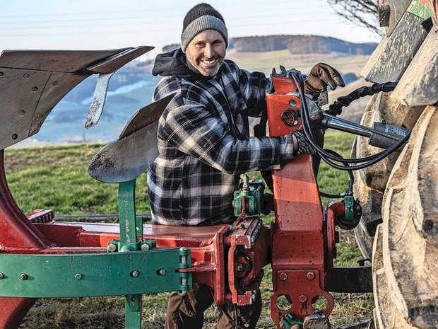 Beat Sprenger aus Wintersingen BL stellt den Traktor und das Anbaugerät vor dem Ankuppeln an der Dreipunkthydraulik exakt ein. 