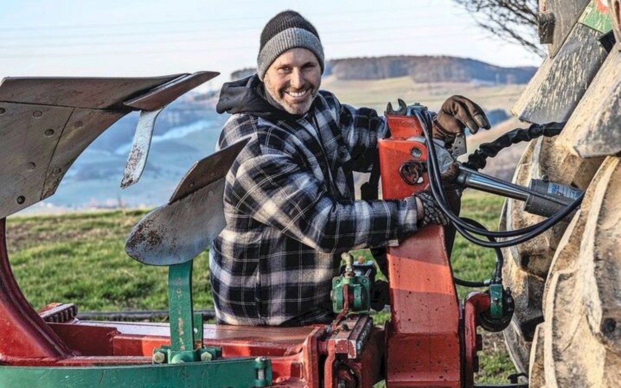 Beat Sprenger aus Wintersingen BL stellt den Traktor und das Anbaugerät vor dem Ankuppeln an der Dreipunkthydraulik exakt ein. 