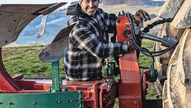 Beat Sprenger aus Wintersingen BL stellt den Traktor und das Anbaugerät vor dem Ankuppeln an der Dreipunkthydraulik exakt ein. 