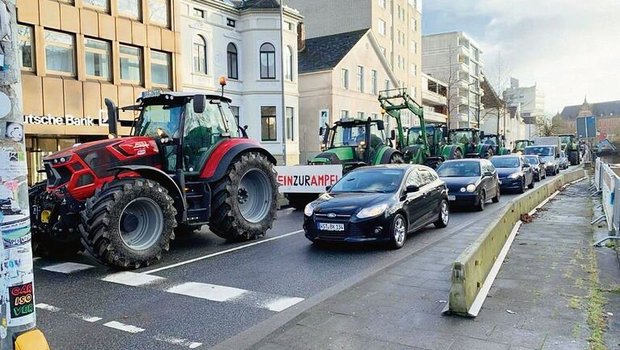 «Nein zur Ampel» steht auf einem Plakat. In Oldenburg wurde vor Weihnachten mit Treckern gegen die geplanten Einsparungen der Ampel-Regierung demonstriert.