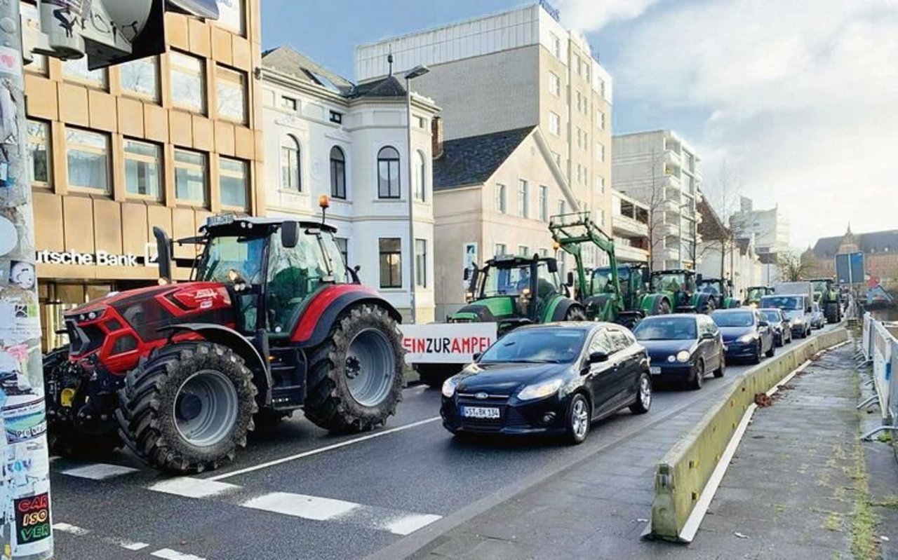 «Nein zur Ampel» steht auf einem Plakat. In Oldenburg wurde vor Weihnachten mit Treckern gegen die geplanten Einsparungen der Ampel-Regierung demonstriert.