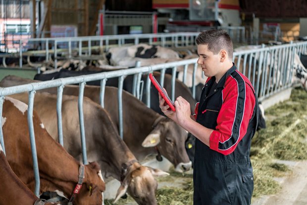An der «Suisse Tier» demonstriert ein Agrotechniker die Möglichkeiten des Smart Farming. Bild: zVg