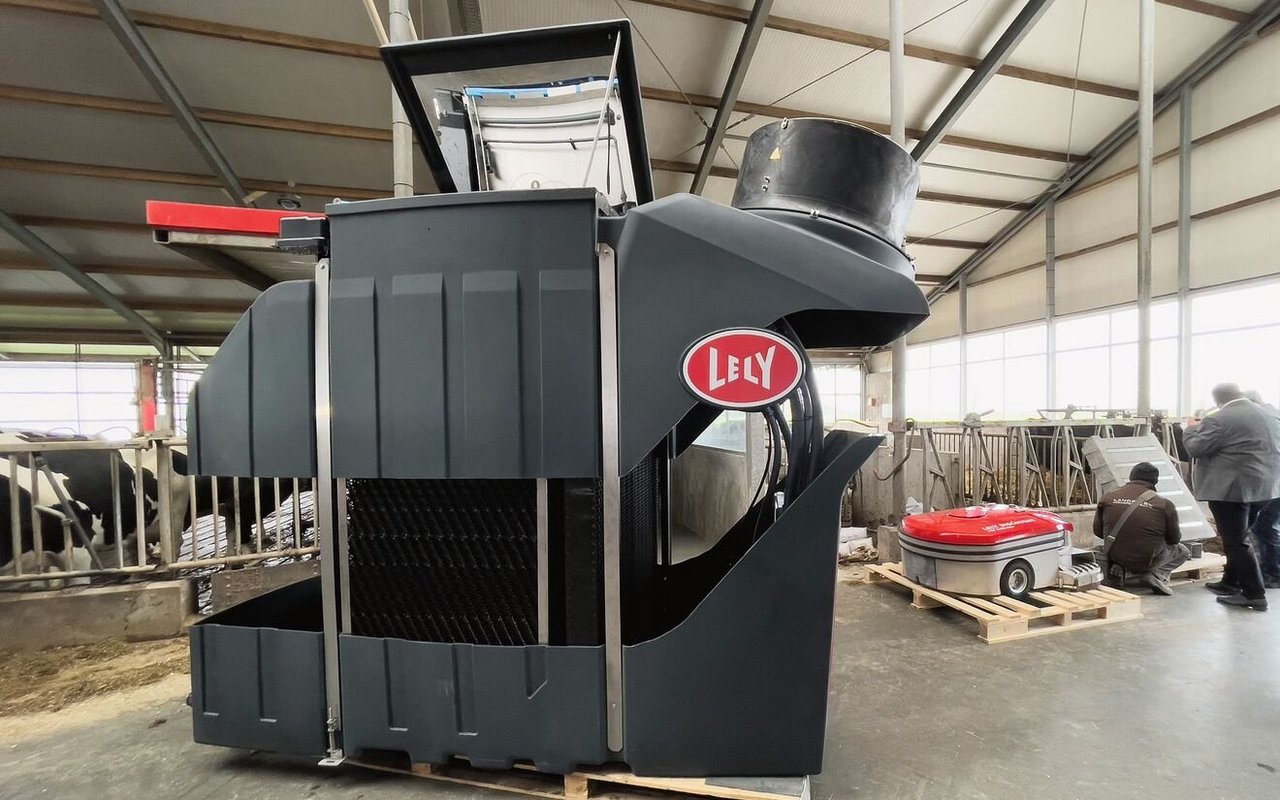 Lely Sphere Modul und Entmistungs-Roboter Lely Discovery Collector.