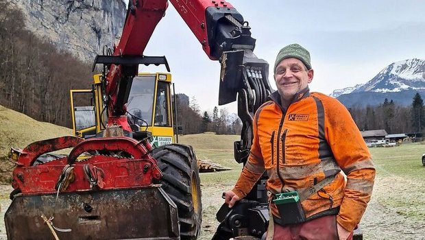 Christian Graber aus Christian Graber aus Meiringen BE hat am Forstkran ein Längenmessgerät mit Sensoren. Die Stammlänge kann er am Terminal in der Kabine ablesen.