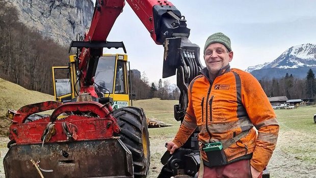 Christian Graber aus Meiringen BE hat am Forstkran ein Längenmessgerät mit Sensoren. Die Stammlänge kann er am Terminal in der Kabine ablesen.