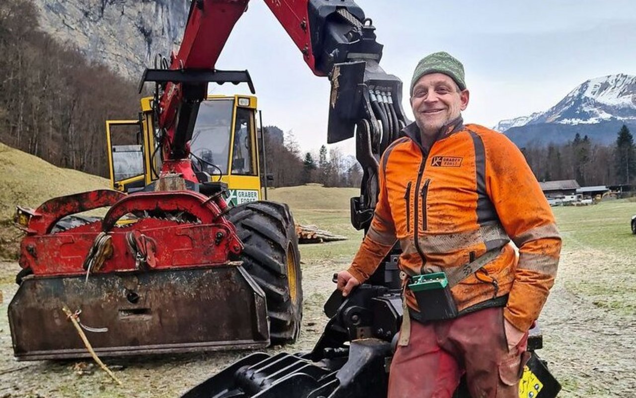 Christian Graber aus Meiringen BE hat am Forstkran ein Längenmessgerät mit Sensoren. Die Stammlänge kann er am Terminal in der Kabine ablesen.