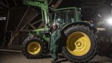 Peter Zutter schätzt seinen komfortablen John Deere 6320. (Bild: «die grüne» / Pia Neuenschwander)