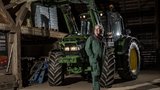 Peter Zutter schätzt seinen komfortablen John Deere 6320. (Bild: «die grüne» / Pia Neuenschwander)