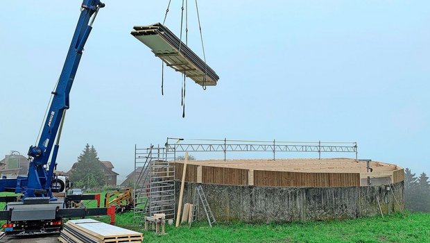 Als Baumaterial neben Beton weit verbreitet: Abdeckung von Güllesilos mit Holzelementen. Noch sind viele der 1200 Luzerner Güllelager nicht abgedeckt. 