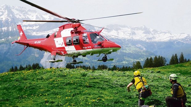 Wenn Viehhüterdrähte und Heuseile, die mehr als zwei Meter über dem Boden gespannt sind, markiert werden, kann schon sehr viel zur Sicherheit der Rega-Crew beigetragen werden.