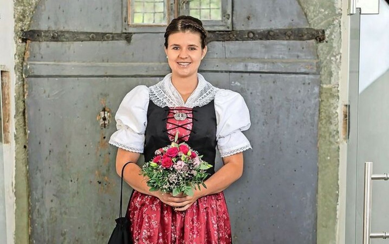 Isabella Figi in der Neuen Glarner Kirchentracht, die sie am ESAF tragen wird. Es ist ihre erste eigene Tracht.