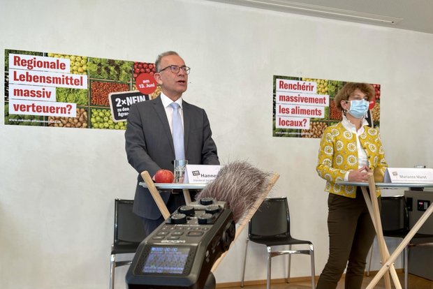 Allianz der Landwirtschaft-Wertschöpfungskette gegen die zwei Pflanzenschutzmittel-Initiativen Allianz «2 x Nein zu den extremen Agrar-Initiativen», Ständeräte Hannes Germann (Präs. Gemüseproduzenten) und Marianne Maret (Stiftung für nachhaltige Entwicklung der Berggebiete. (Bild: «die grüne» / Jürg Vollmer)