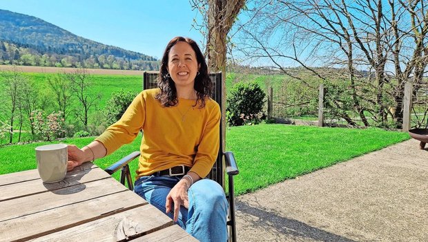 Kaffeepause auf dem Sitzplatz des Bauernhauses. Rebekka Gasser diskutiert gern mit Menschen.