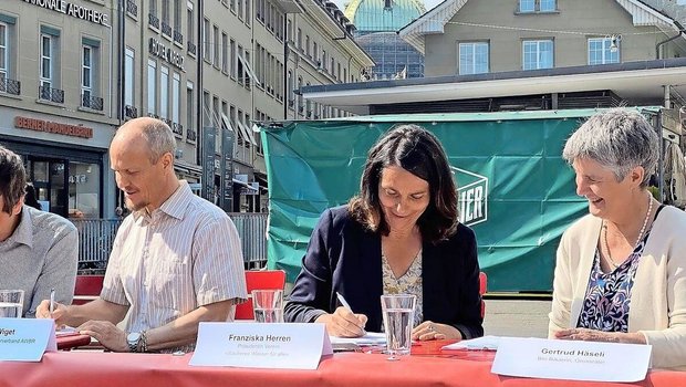 Franziska Herren bei der Lancierung ihrer zweiten Initiative. Sauberes Trinkwasser spielt auch bei diesem Volksbegehren eine Rolle, es stellt aber breitere Forderungen.