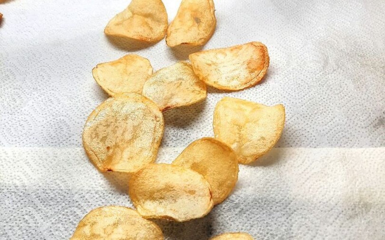 Gebackene Kartoffeln liegen auf einem Haushaltspapier.