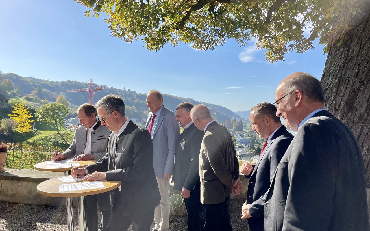 Die Präsidenten der deutschsprachigen Bauernverbände unterzeichnen die Arenenberger Erklärung.