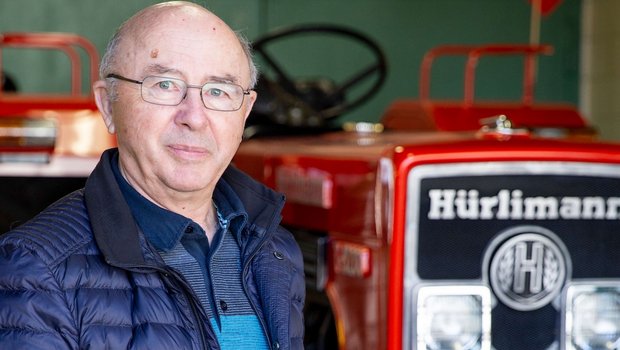 Hans Hürlimann jun. vor einem Hürlimann-Traktor D 310. Bild: Mareycke Frehner