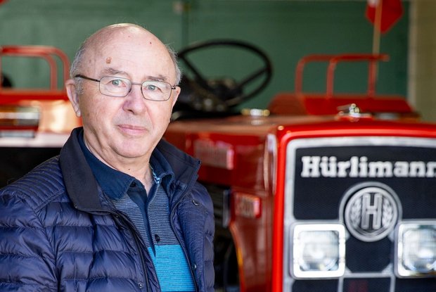 Hürlimann-Traktoren: Spannende Geschichte(n) mit Hans Hürlimann jun. Hans Hürlimann jun. vor einem Hürlimann-Traktor D 310. Bild: Mareycke Frehner