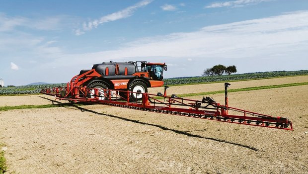 Agrifac hat eine Spritztechnologie entwickelt, welche die Spritzmittel bedarfsgerecht verteilt. Die Dosierung wird kameragesteuert für jede Düse einzeln geregelt. Das spart Mittel ein. (Bild zVg)