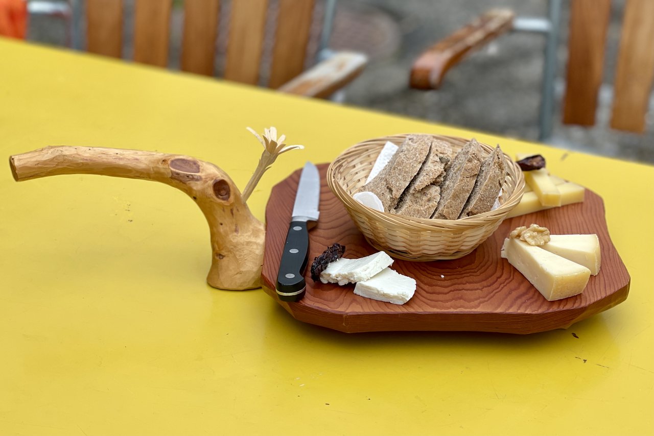 Käse-Platte auf der Alp Langenegg mit Berner Alpkäse AOP, Ziegenkäse und selbst gebackenem Brot. (Bild: Jürg Vollmer / «die grüne»)
