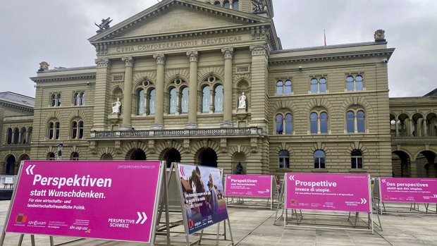 Plakate der «Perspektive Schweiz»-Kampagne vor dem Bundeshaus.