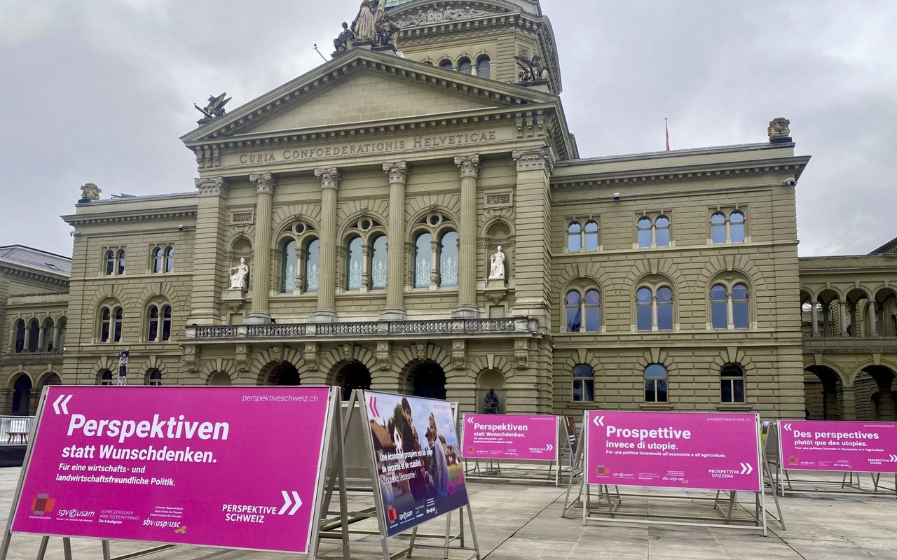 Plakate der «Perspektive Schweiz»-Kampagne vor dem Bundeshaus.