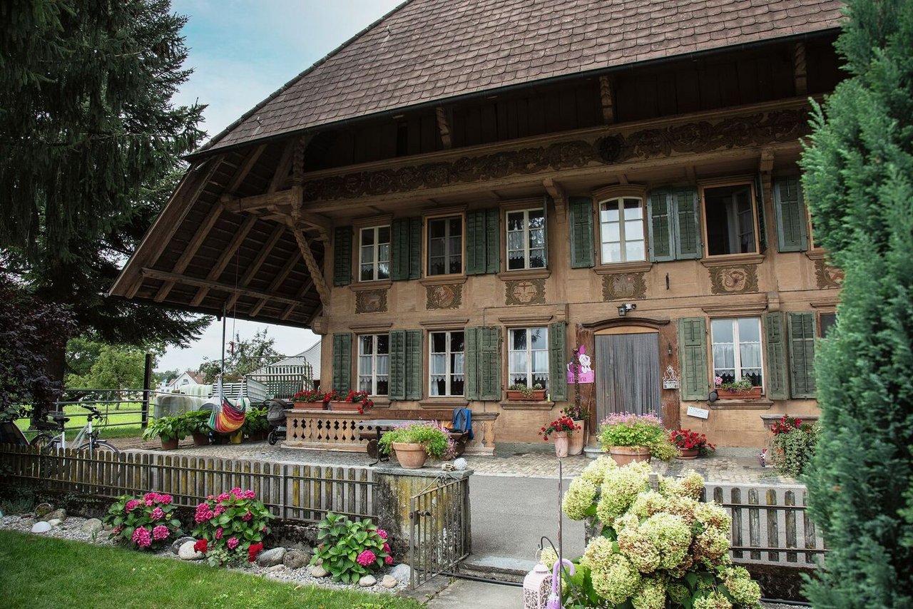 Im Bauernhaus leben Vanessa und Samuel Aeberhardt mit ihren Töchtern.