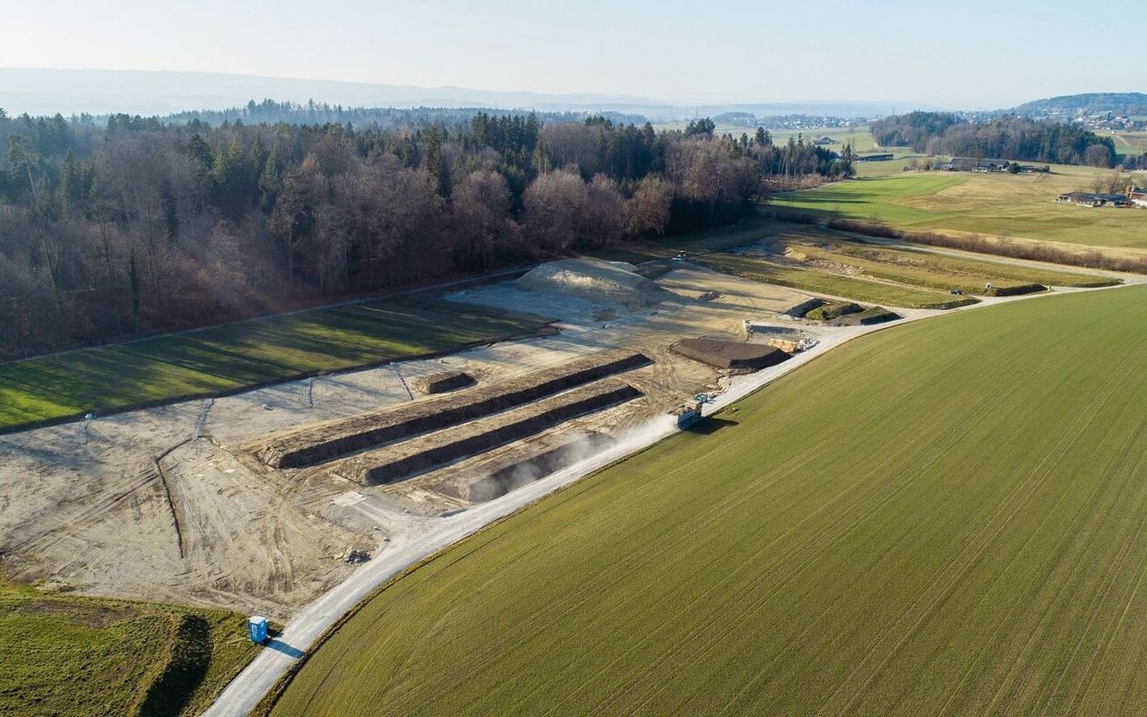 Bodenhorizonte an Haufen auf Parzelle gelagert