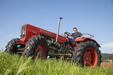 Patrick Scherrer mit seinem Hürlimann T-9200 Allrad. Bild: Gian Vaitl 