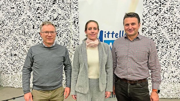 Sabrina Schlegel, Präsidentin Mittelland Milch, mit Marc Muntwyler, Coop (links), und Reto Hübscher, Emmi.