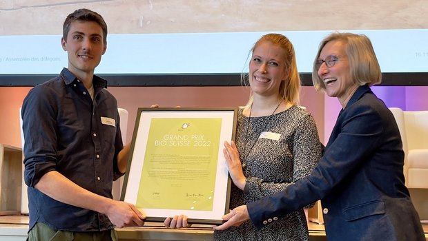 Priska Birrer-Heimo und Pascale sowie Jürg Strauss bei der Preisübergabe.