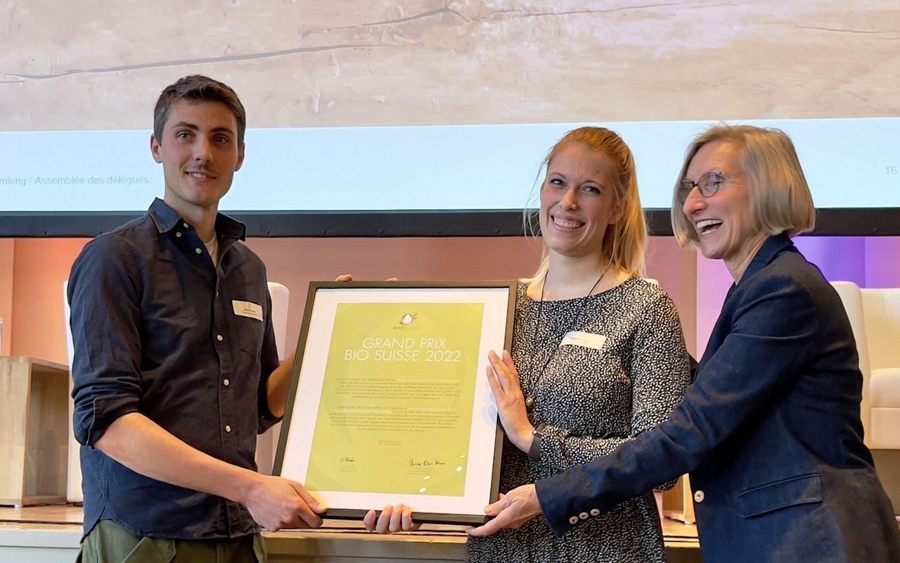 Priska Birrer-Heimo und Pascale sowie Jürg Strauss bei der Preisübergabe.