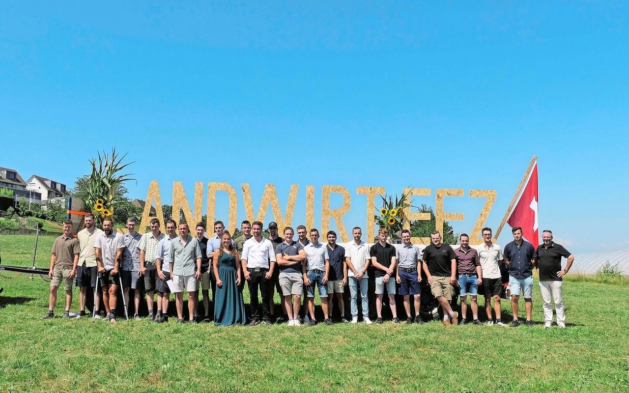 Ihr erfolgreicher Weg zur Landwirtin bzw. zum Landwirt EFZ führte über die Zweitausbildung. Mit auf dem Bild Klassenlehrer Urban Reifler (rechts). 