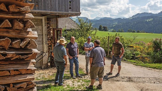 Beim Anlass zum Thema alternative Energien zeigte Landwirt Beat Gerber (3.v.l.) seinen Betrieb. Dabei wurde rege über die unterschiedlichen Möglichkeiten für die jeweiligen Betriebe diskutiert.