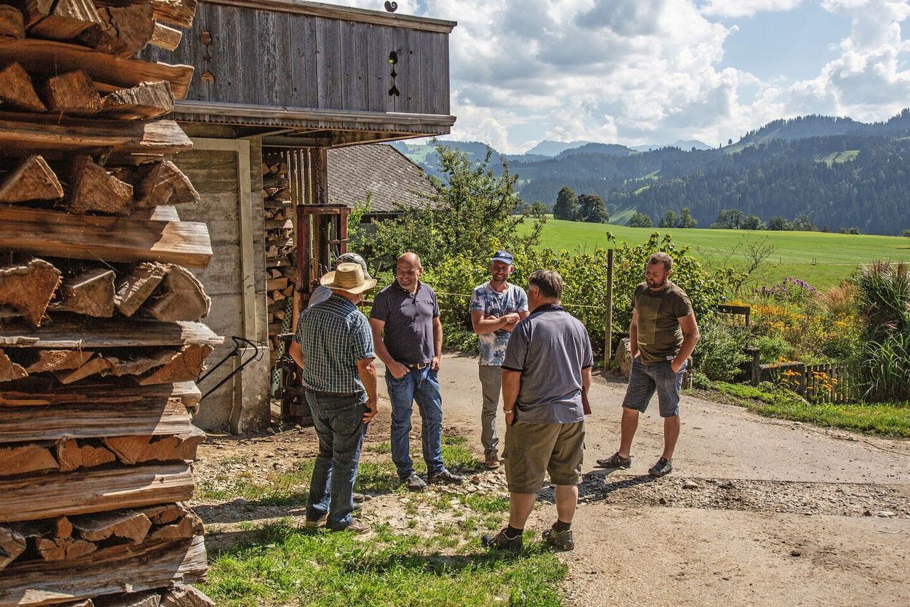 Beim Anlass zum Thema alternative Energien zeigte Landwirt Beat Gerber (3.v.l.) seinen Betrieb. Dabei wurde rege über die unterschiedlichen Möglichkeiten für die jeweiligen Betriebe diskutiert.