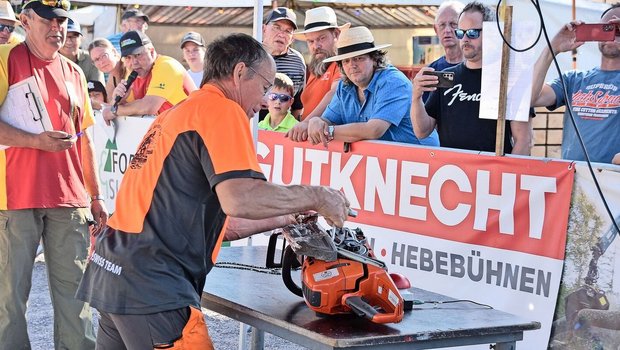 Philipp Amstutz beim Wechseln der Kettensäge. Bei dieser Disziplin muss die Sägeeinrichtung möglichst schnell zerlegt und wieder zusammengesetzt werden. 